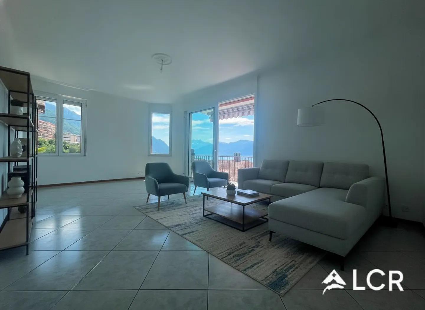 Magnificent 5.5-room apartment / 3 bedrooms / 1 bathroom / 1 balcony with stunning lake view / THANK YOU for reading the text - Photo 4 of 12