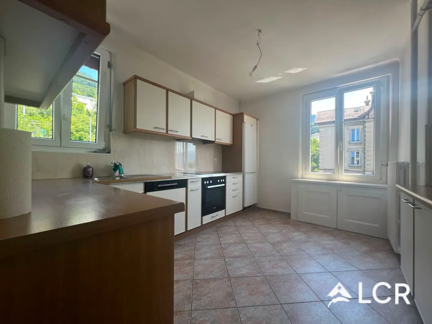 Magnificent 5.5-room apartment / 3 bedrooms / 1 bathroom / 1 balcony with stunning lake view / THANK YOU for reading the text - Photo 6 of 12