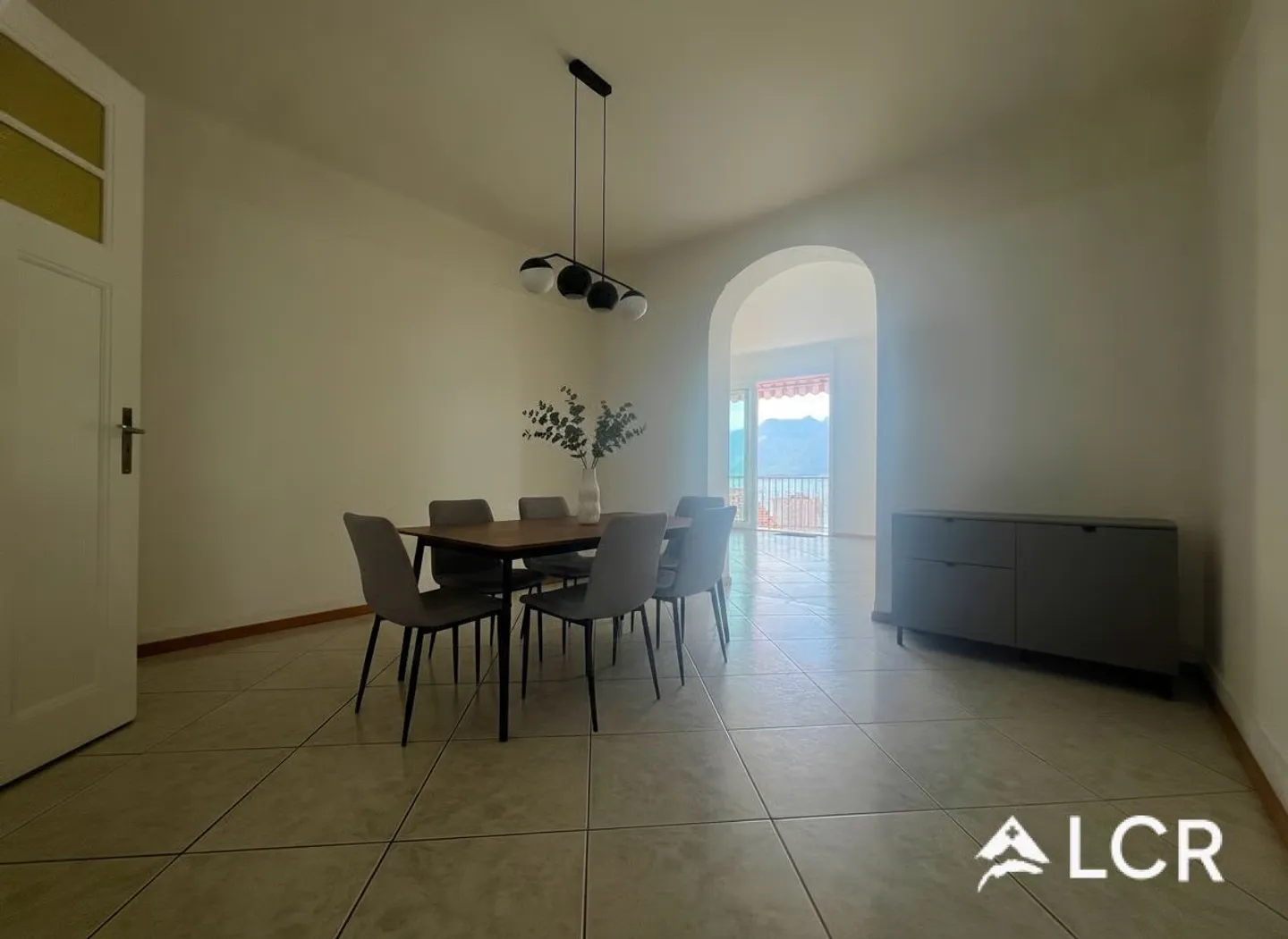 Magnificent 5.5-room apartment / 3 bedrooms / 1 bathroom / 1 balcony with stunning lake view / THANK YOU for reading the text - Photo 7 of 12