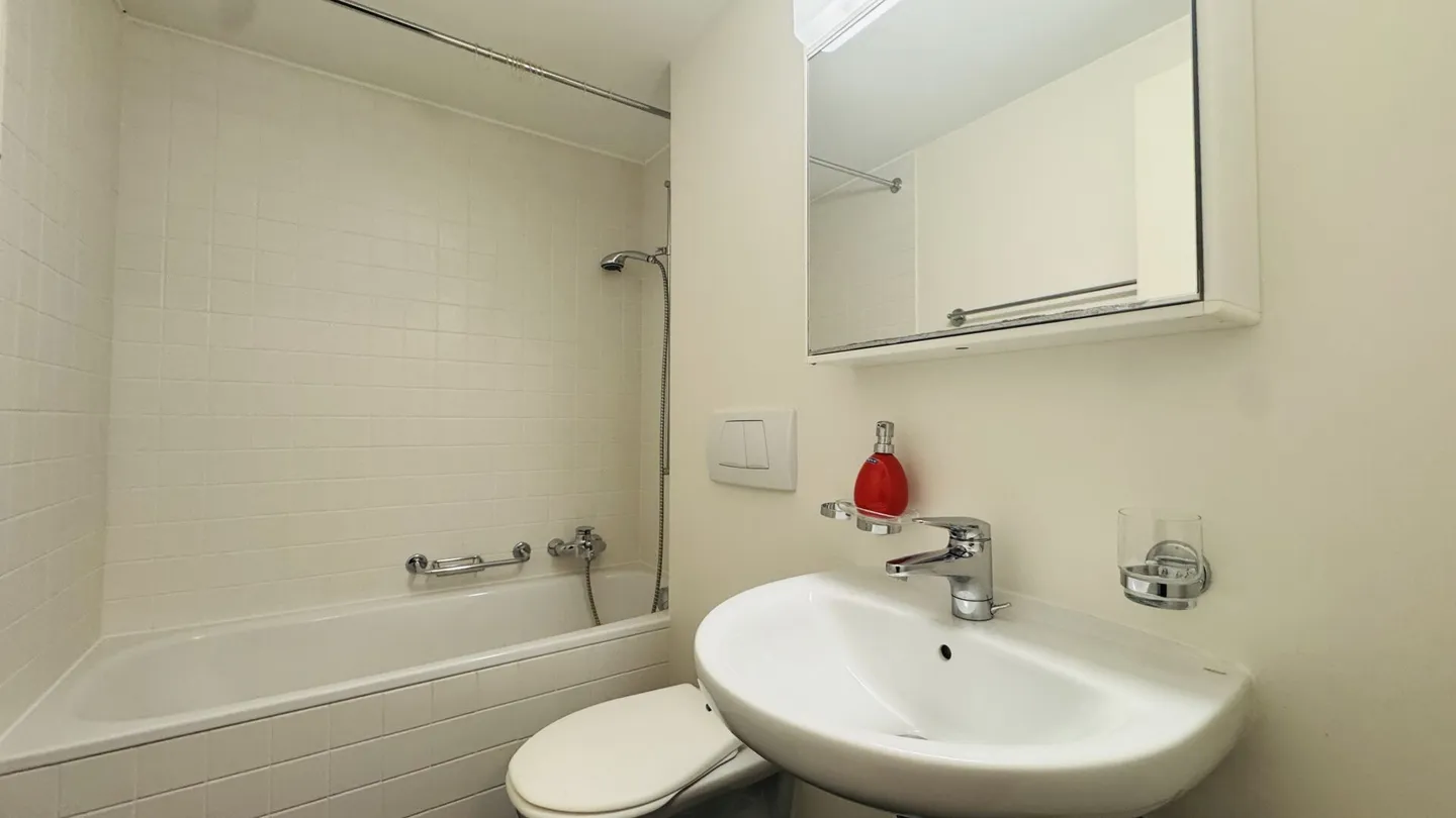 Very well-maintained 2.5-room apartment with cellar, partially furnished, available immediately - tenant wanted - Photo 3 of 7