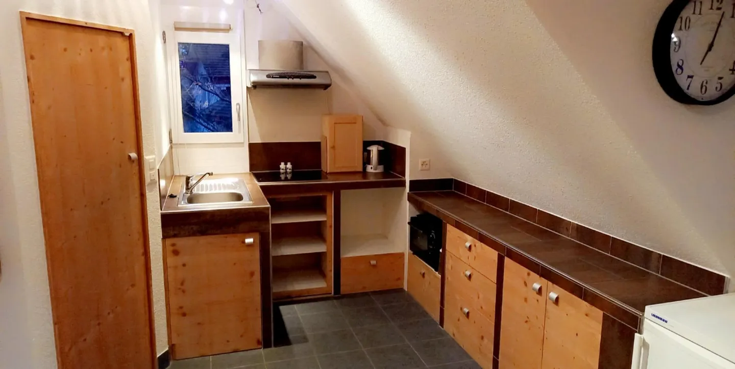 Appartamento mansardato affascinante con ingresso privato in una posizione tranquilla - Foto 3 di 9