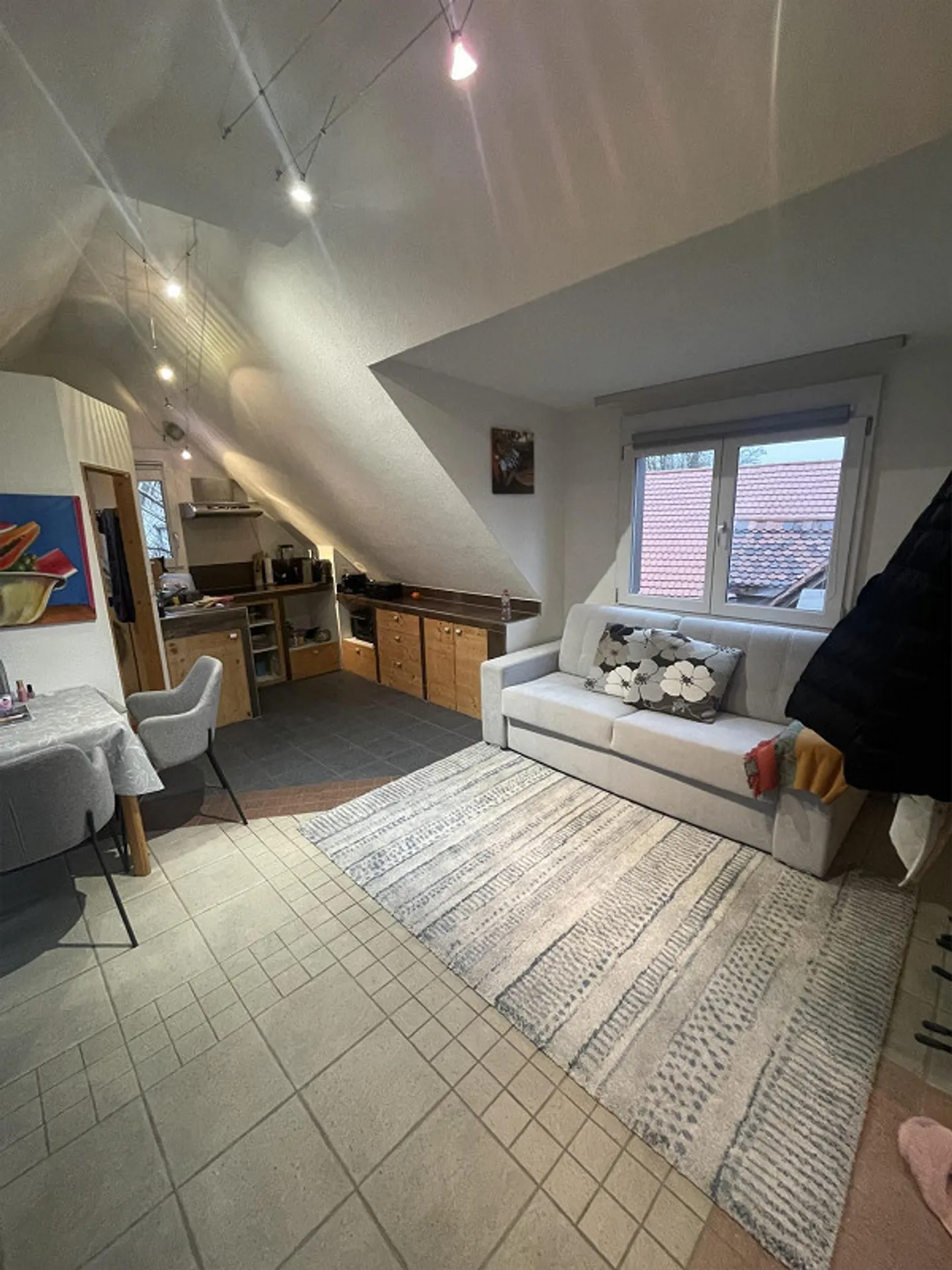 Appartamento mansardato affascinante con ingresso privato in una posizione tranquilla - Foto 5 di 9