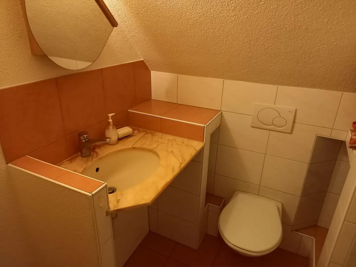 Appartamento mansardato affascinante con ingresso privato in una posizione tranquilla - Foto 7 di 9