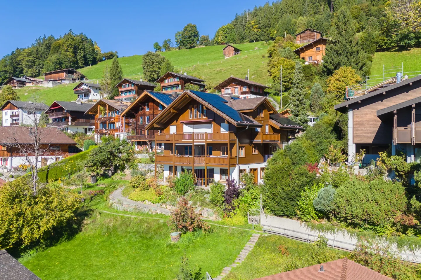 Esclusivo appartamento con giardino di 3,5 locali a Beatenberg - ideale come prima casa o casa vacanze, il tuo rifugio con panorama alpino e vista mozzafiato sul lago - Foto 1 di 24