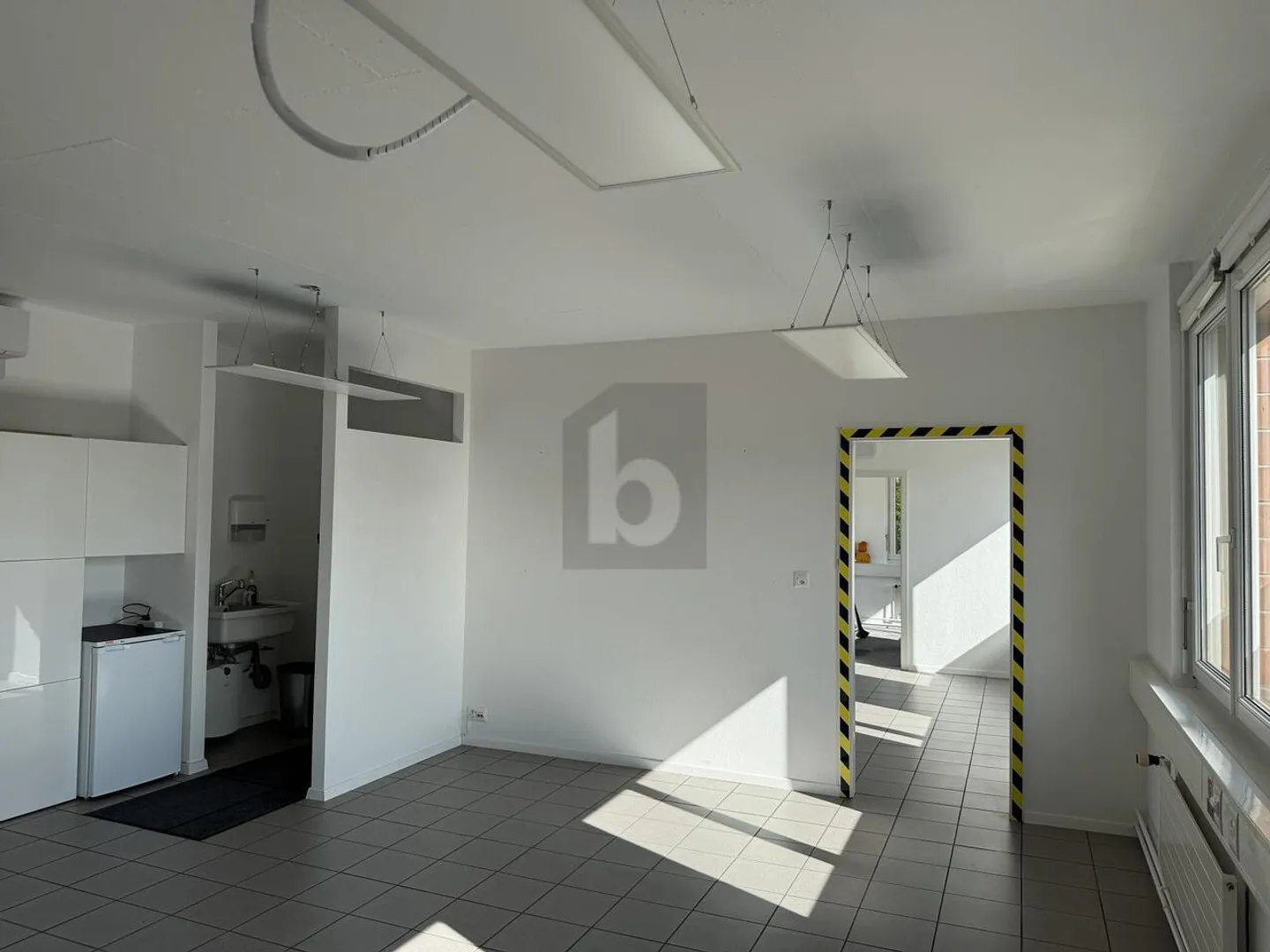 BÜROS HELL UND GUT ZU REACHEN, SION - Foto 2 von 3