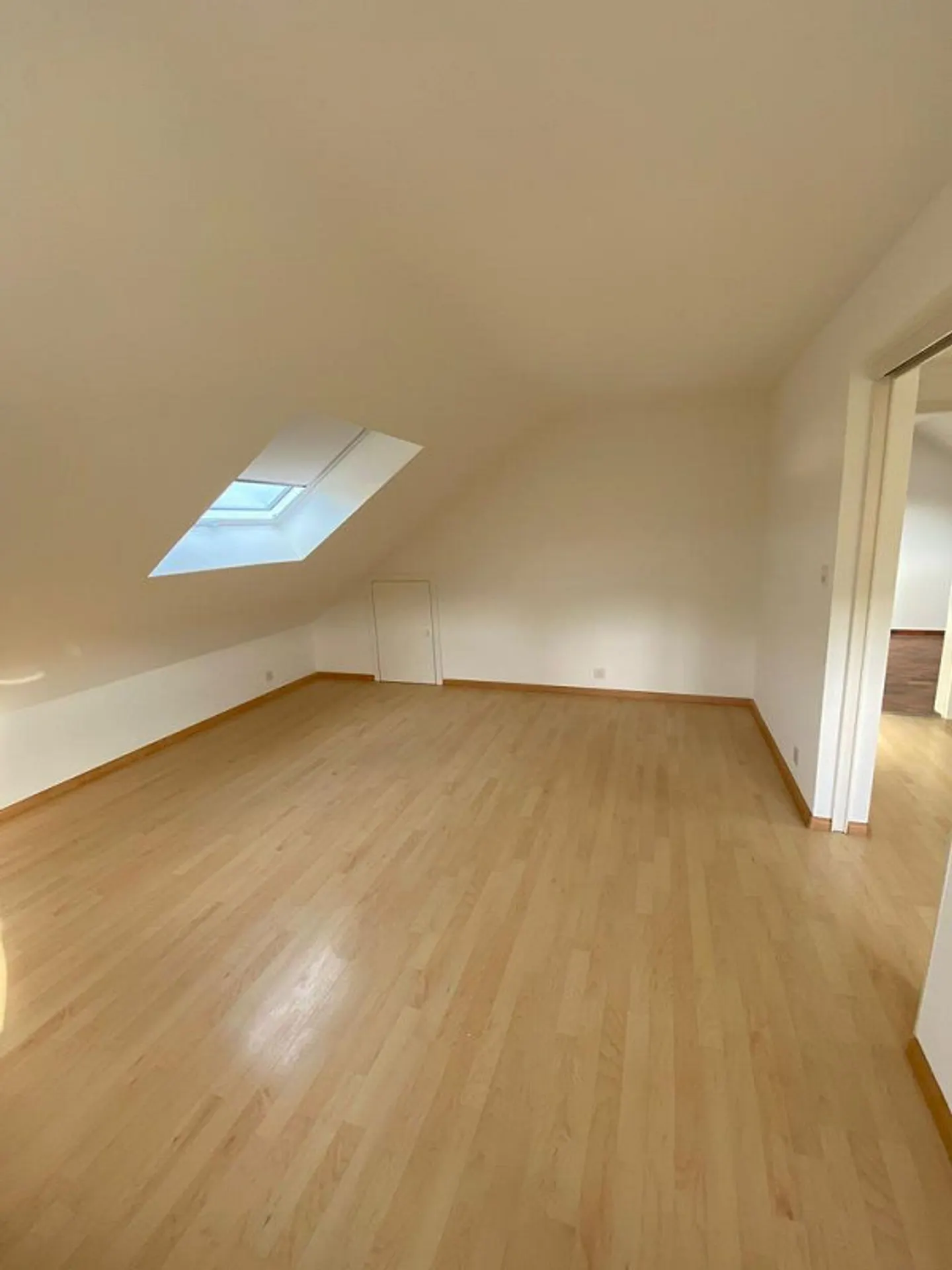 Charmante appartement sous les combles de 2,5 pièces avec poêle à bois et places de parking disponibles - Photo 3 sur 7