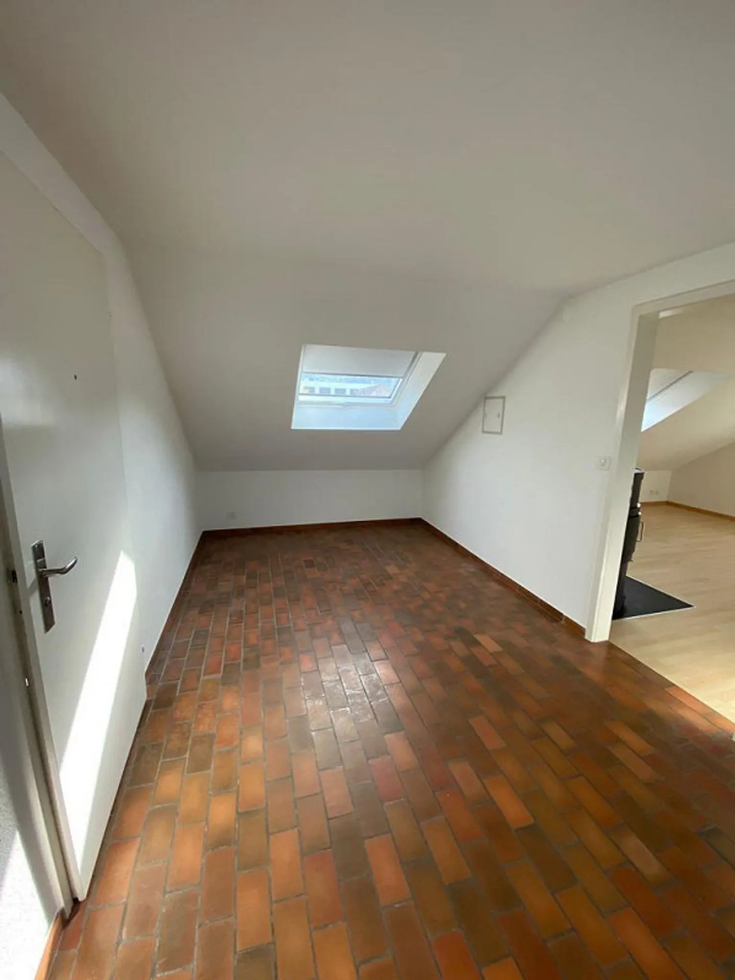 Charmante appartement sous les combles de 2,5 pièces avec poêle à bois et places de parking disponibles - Photo 5 sur 7