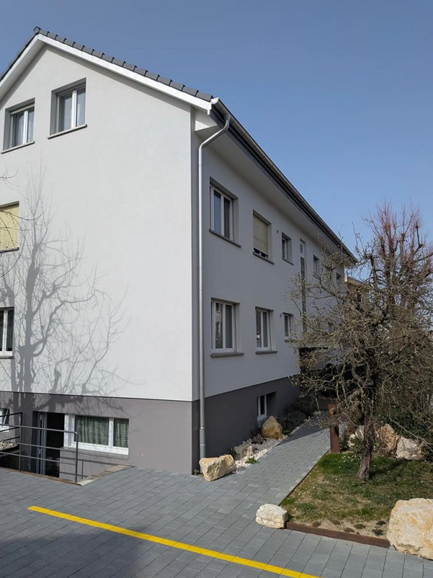 Charmante appartement sous les combles de 2,5 pièces avec poêle à bois et places de parking disponibles - Photo 6 sur 7