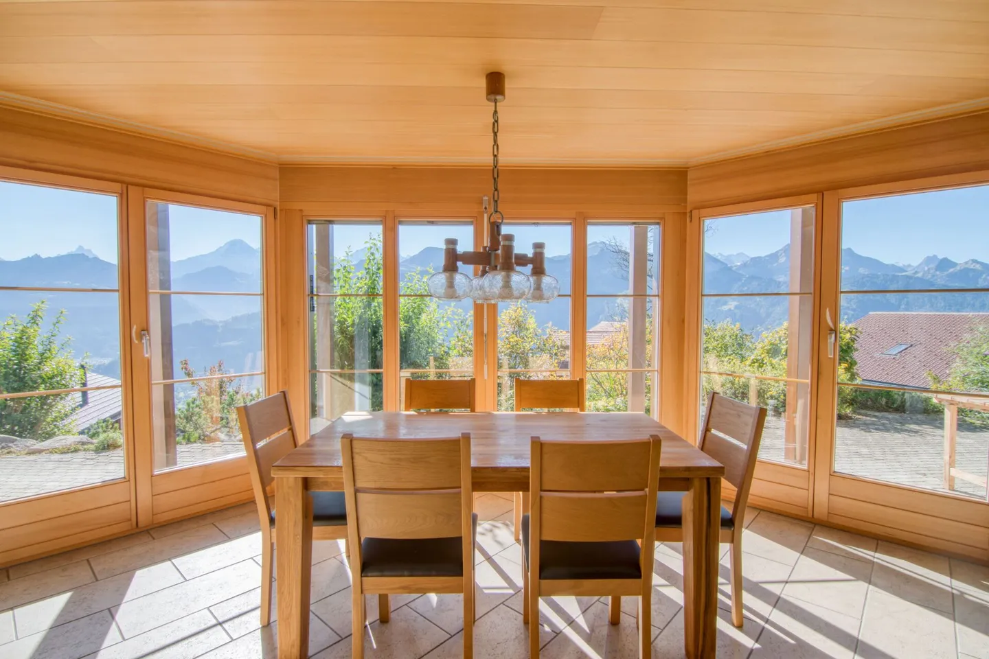 Esclusivo appartamento con giardino di 3,5 locali a Beatenberg - ideale come prima casa o casa vacanze, il tuo rifugio con panorama alpino e vista mozzafiato sul lago - Foto 3 di 24