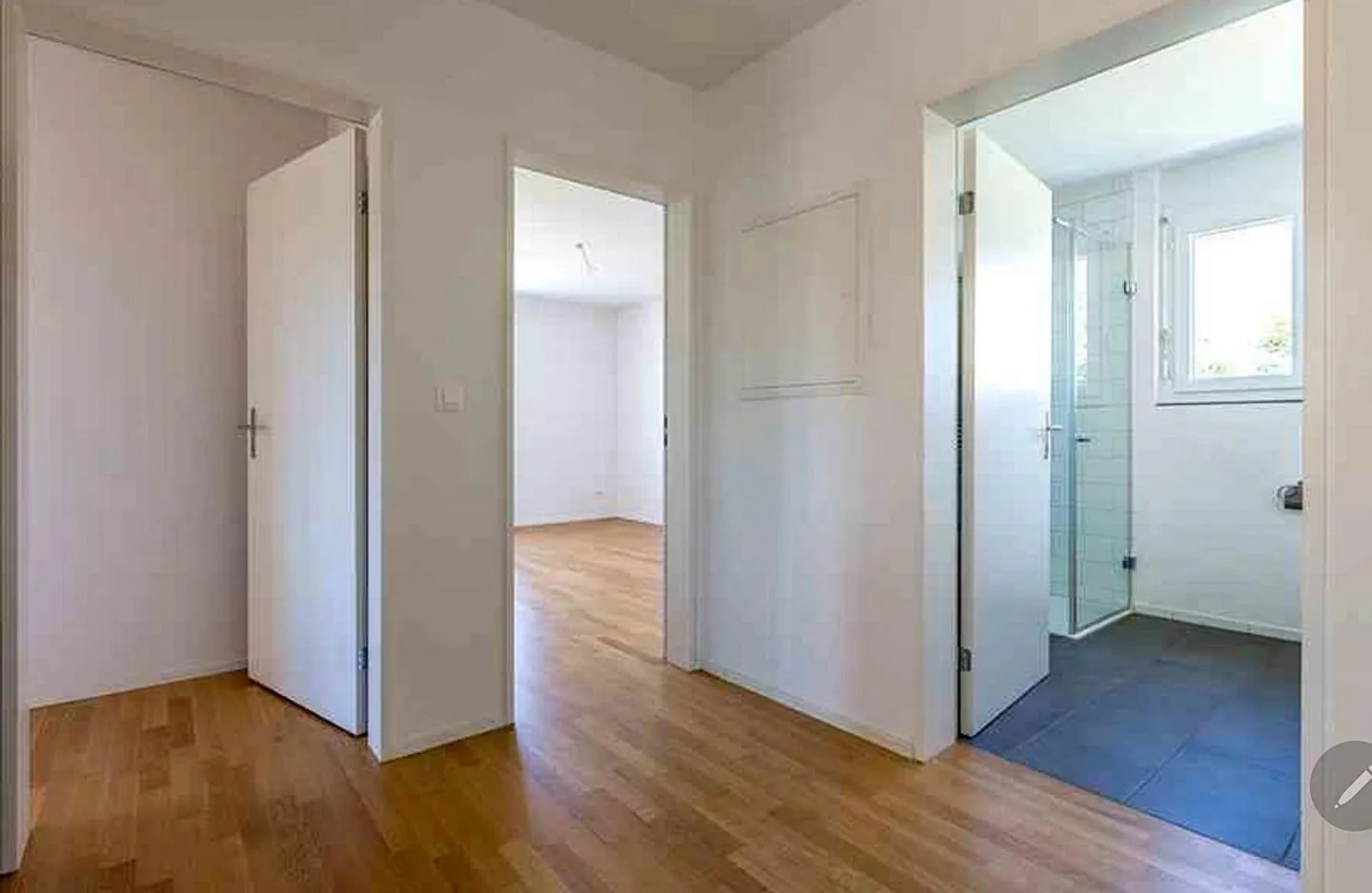 Grande camera condivisa con bagno privato e vista lago - Foto 1 di 6