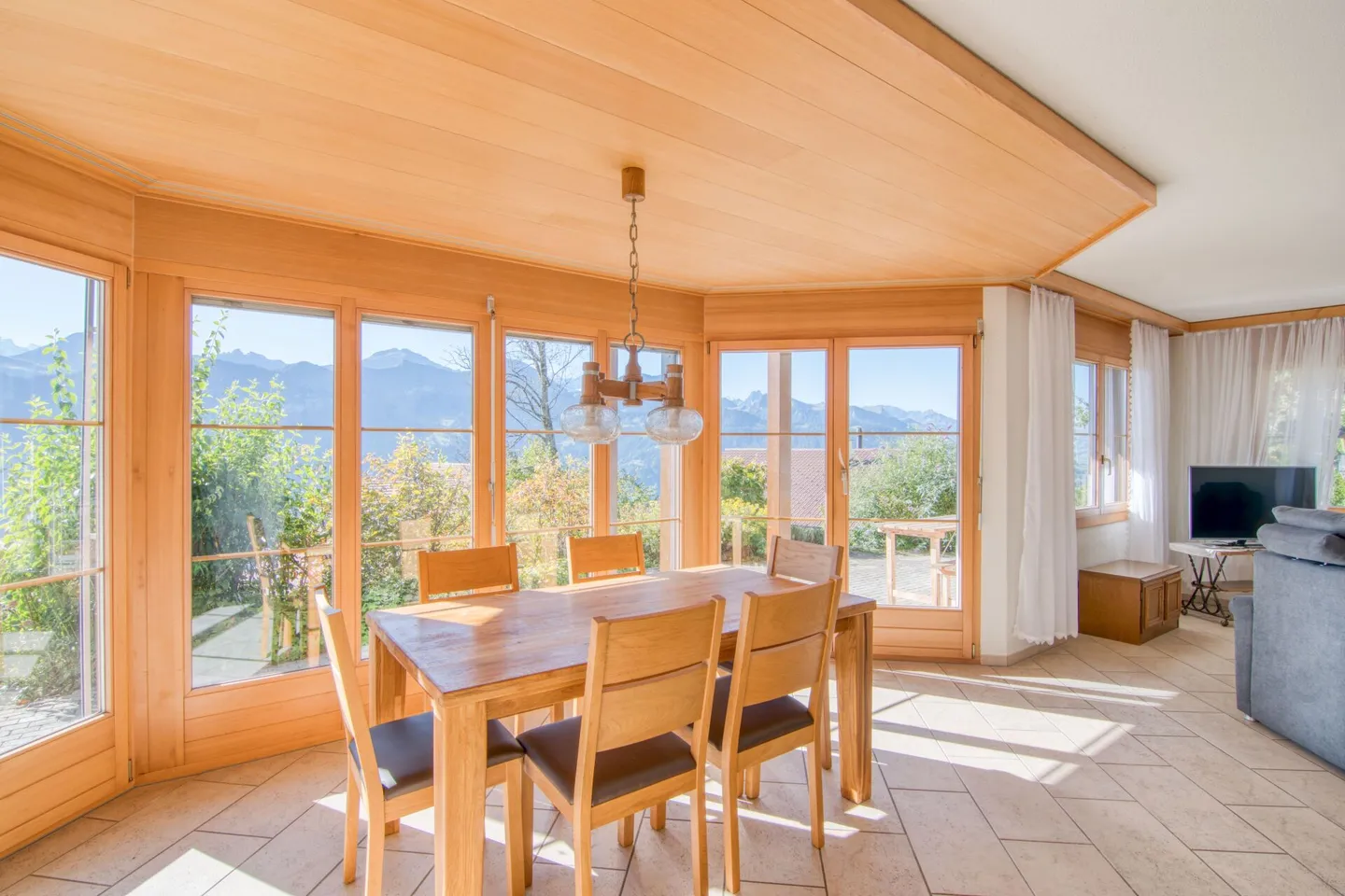 Esclusivo appartamento con giardino di 3,5 locali a Beatenberg - ideale come prima casa o casa vacanze, il tuo rifugio con panorama alpino e vista mozzafiato sul lago - Foto 4 di 24