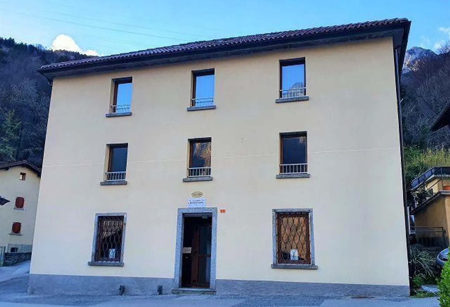 Casa di 3 app./ uffici a reddito con piccolo giardino - Foto 1 di 30