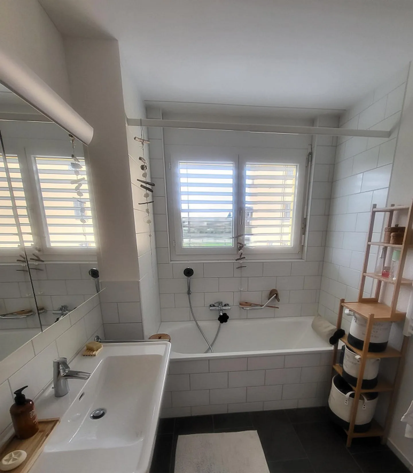 Grande camera condivisa con bagno privato e vista lago - Foto 3 di 6