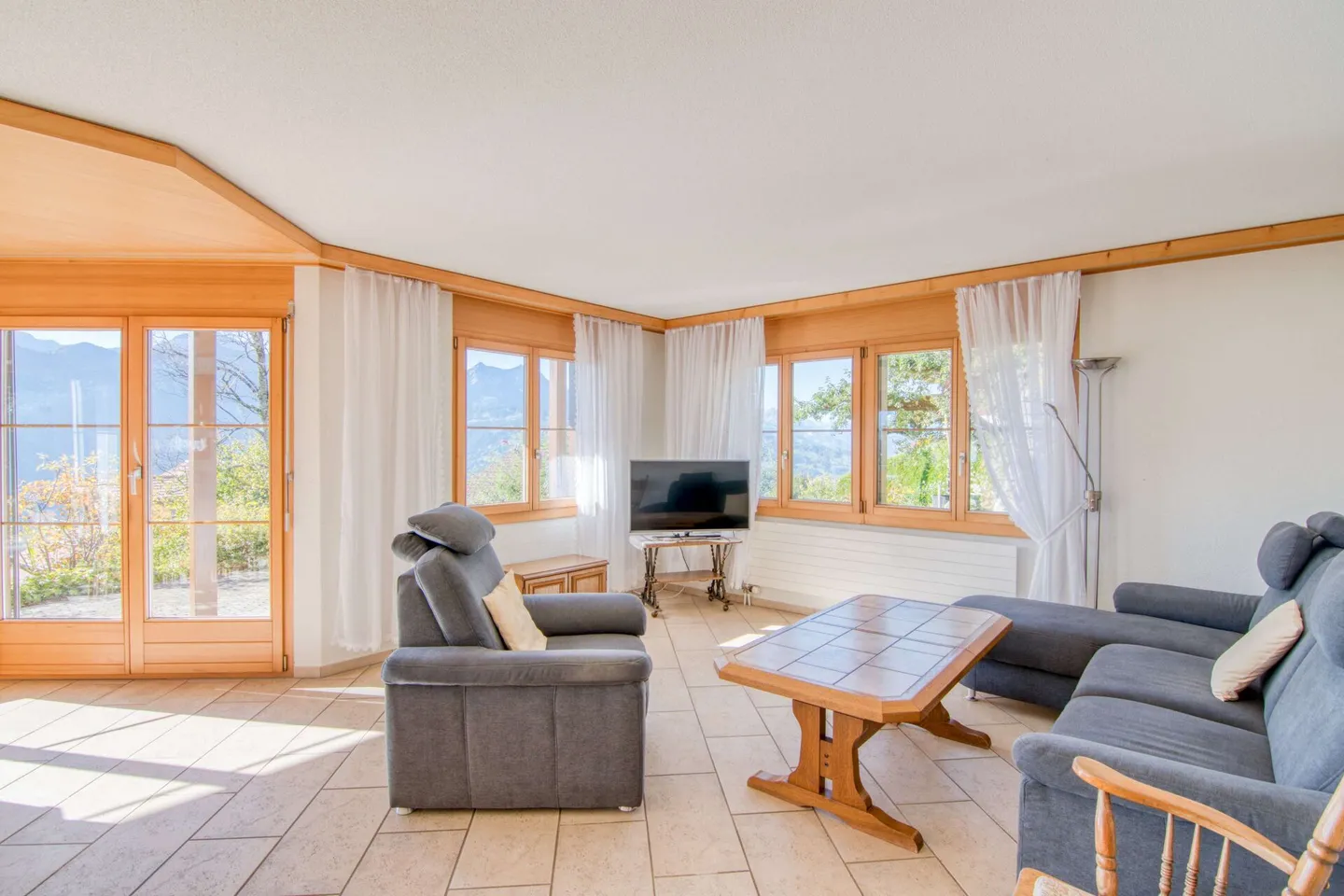 Esclusivo appartamento con giardino di 3,5 locali a Beatenberg - ideale come prima casa o casa vacanze, il tuo rifugio con panorama alpino e vista mozzafiato sul lago - Foto 5 di 24