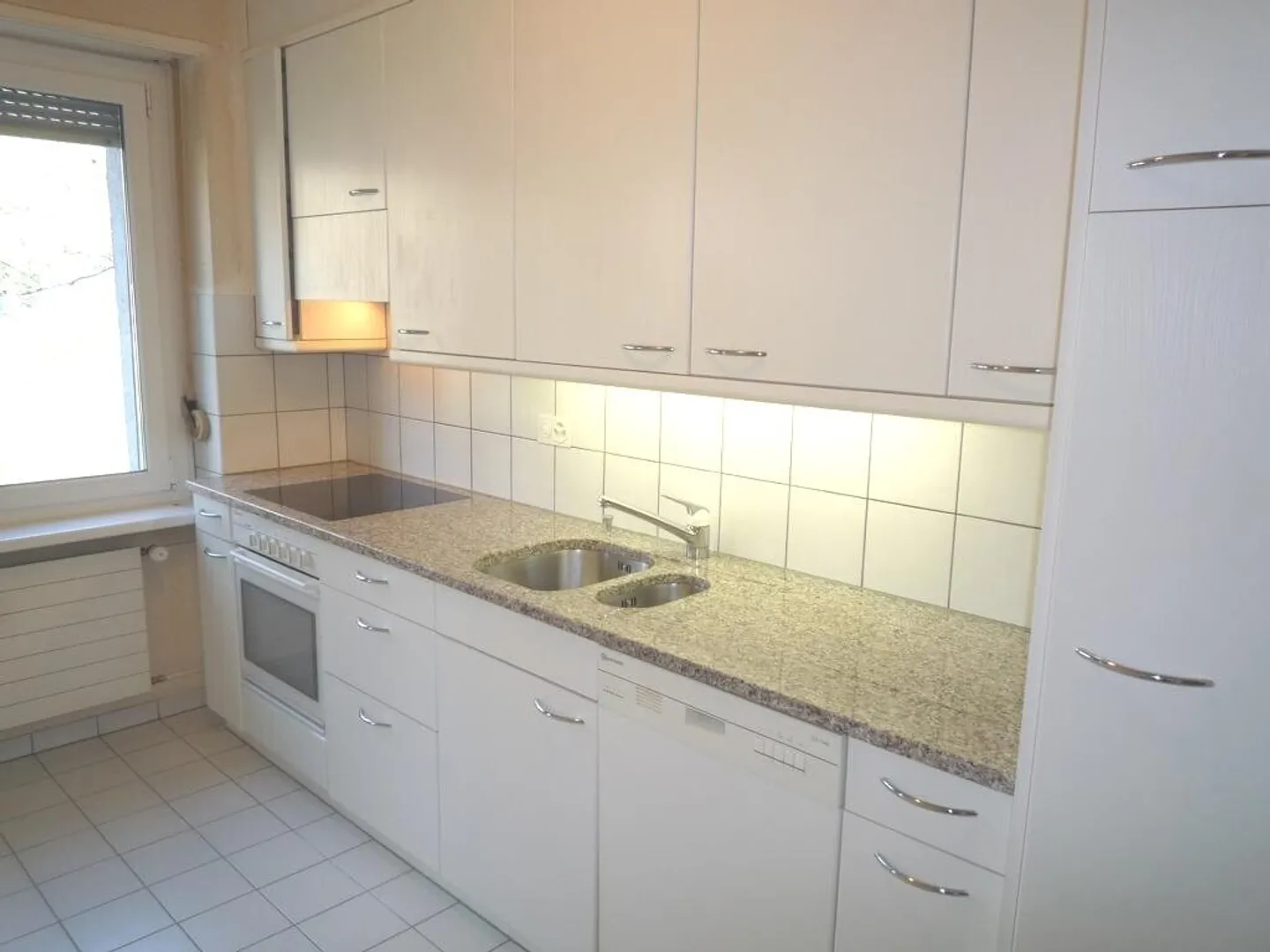 Appartement de 3,5 pièces de 86 m² proche de la ville au 1er étage - Photo 2 sur 6