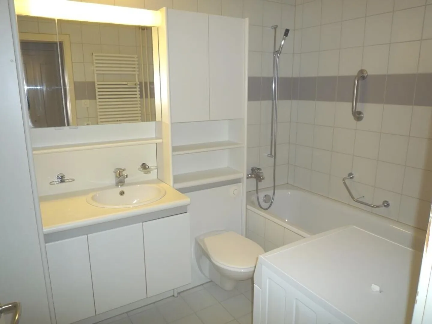 Appartement de 3,5 pièces de 86 m² proche de la ville au 1er étage - Photo 3 sur 6