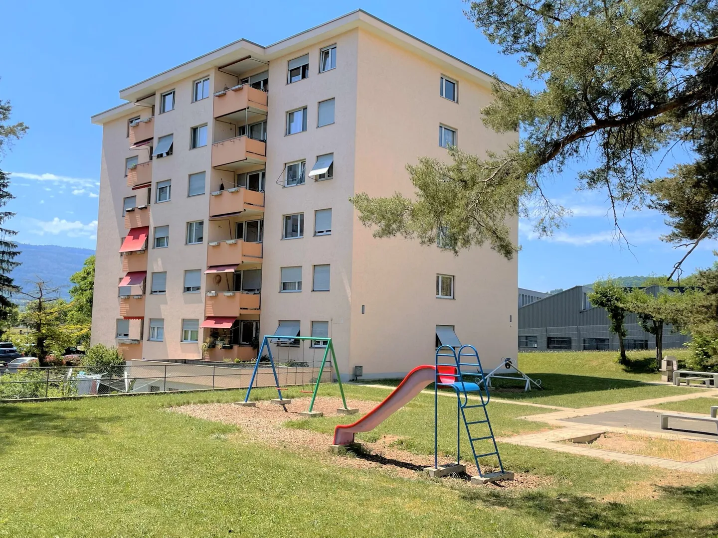Bel appartamento ristrutturato di 2,5 locali con vista a Delémont - Foto 1 di 9