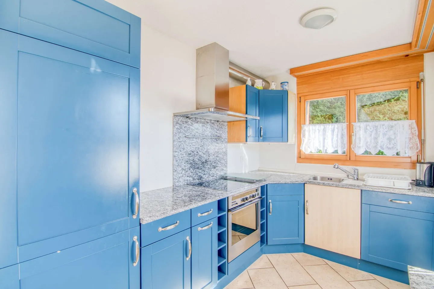 Esclusivo appartamento con giardino di 3,5 locali a Beatenberg - ideale come prima casa o casa vacanze, il tuo rifugio con panorama alpino e vista mozzafiato sul lago - Foto 9 di 24