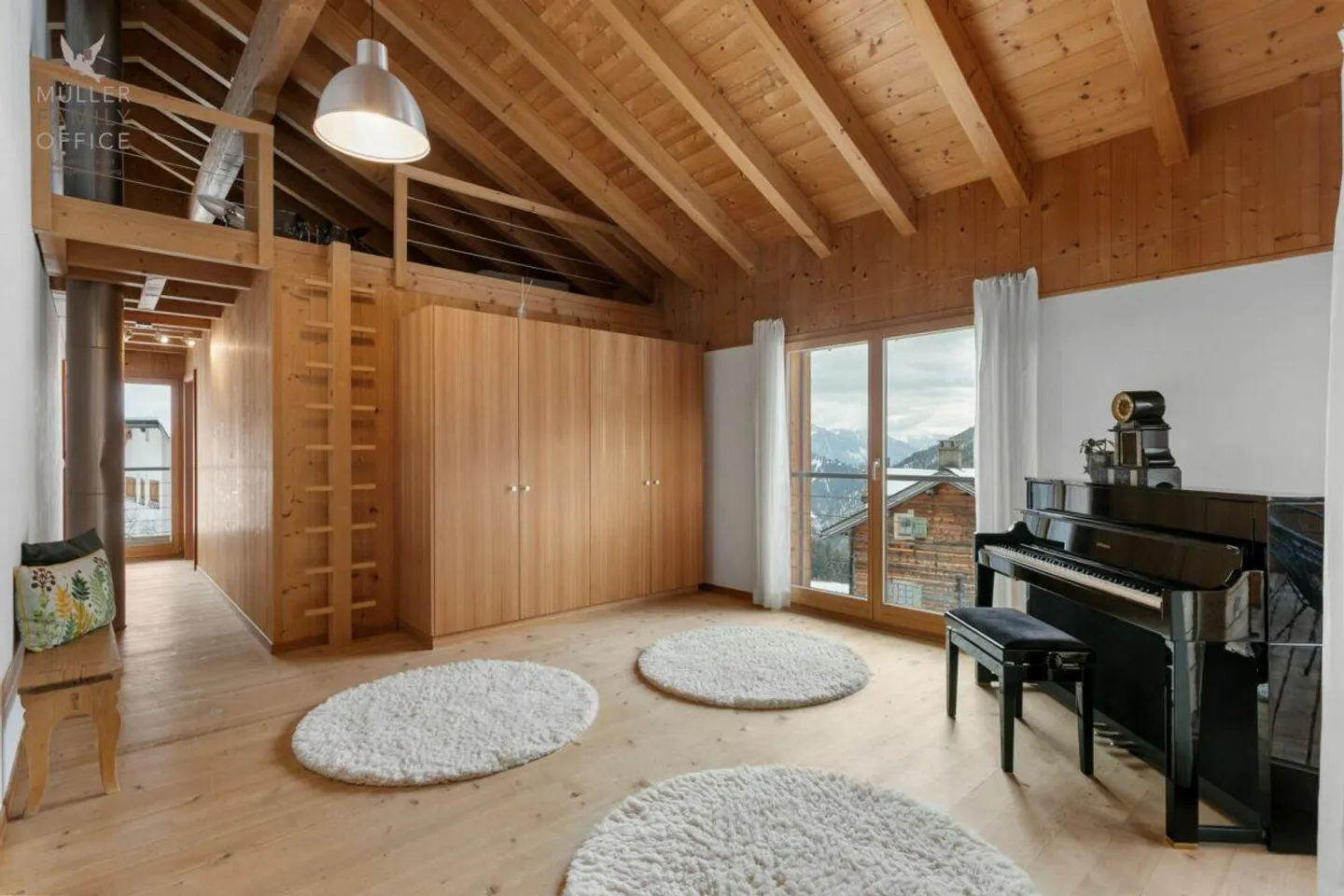 Stylish wooden house with alpine charm and sustainable living and energy concept - Photo 11 of 13