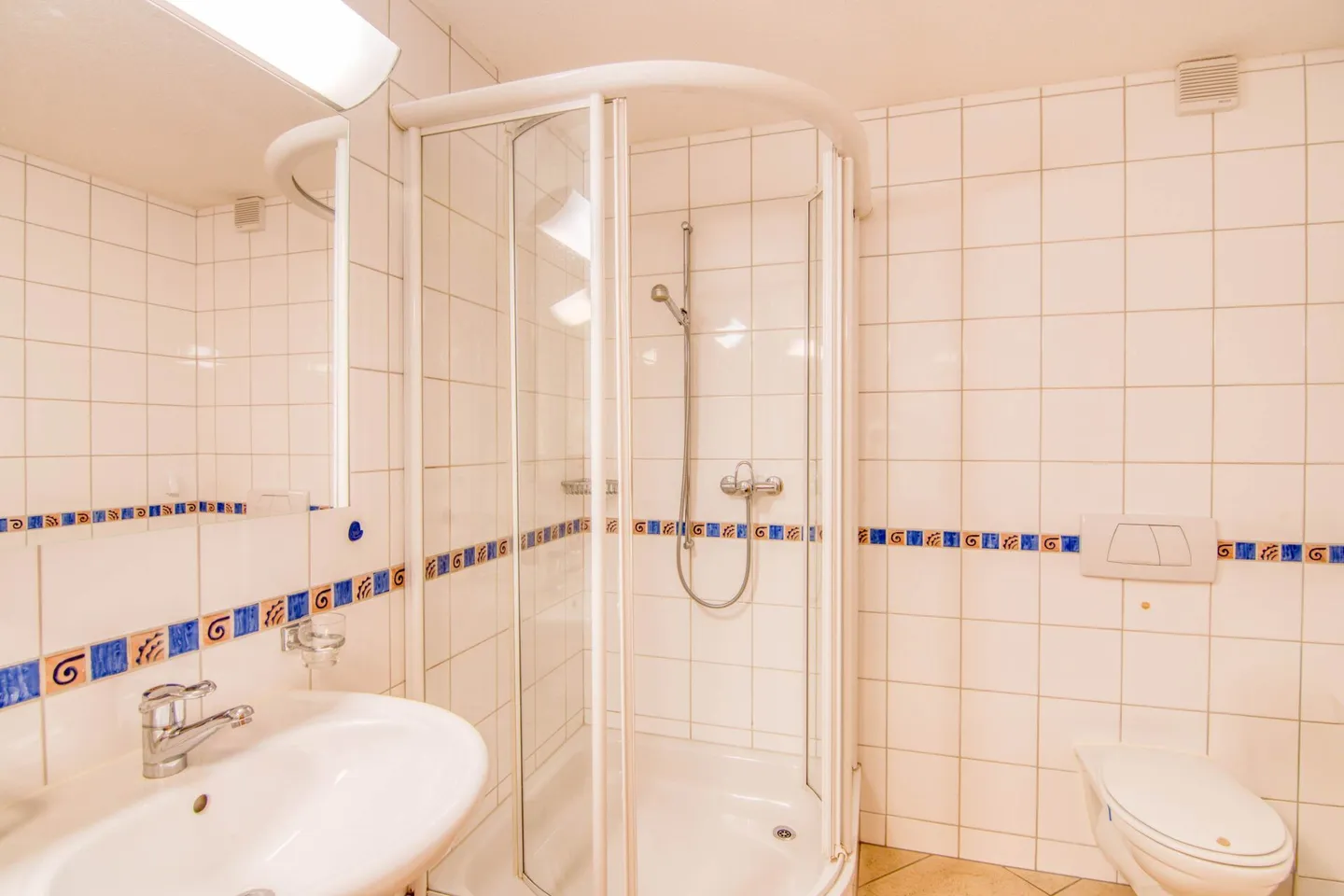 Esclusivo appartamento con giardino di 3,5 locali a Beatenberg - ideale come prima casa o casa vacanze, il tuo rifugio con panorama alpino e vista mozzafiato sul lago - Foto 15 di 24
