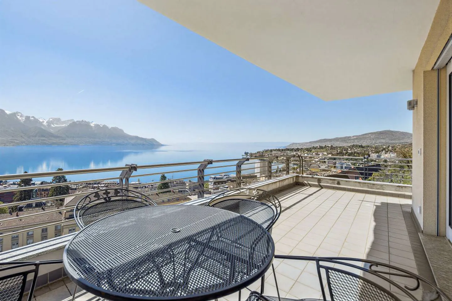 Appartement Élégant avec Vue sur le Lac - Photo 2 sur 13