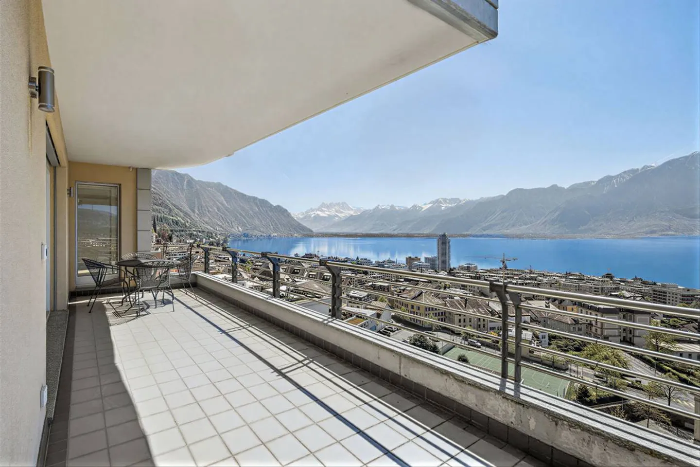 Appartement Élégant avec Vue sur le Lac - Photo 3 sur 13