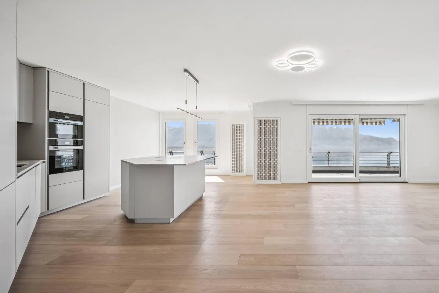 Appartement Élégant avec Vue sur le Lac - Photo 9 sur 13