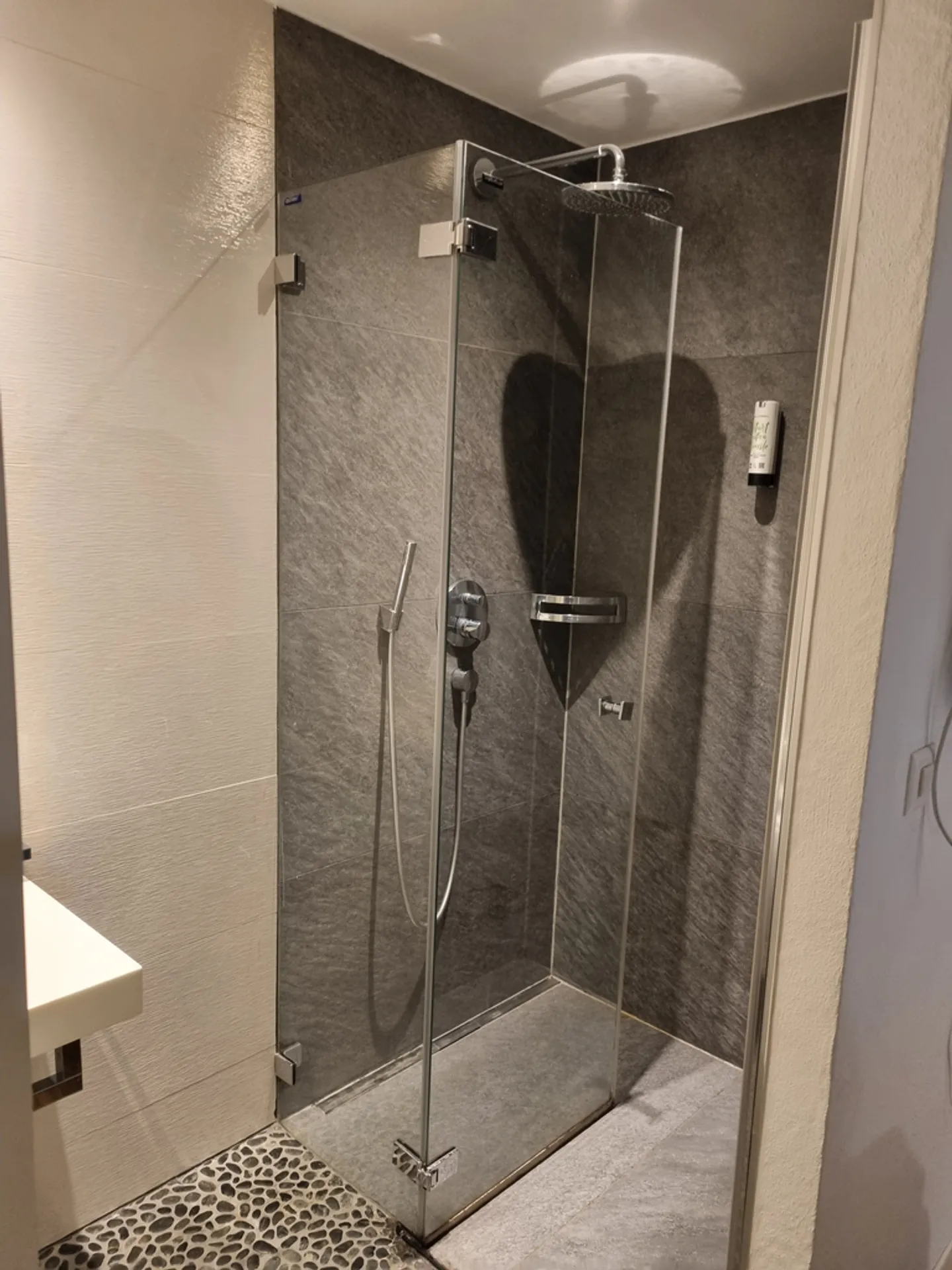 Ideally located room in a building by the lake - Photo 4 of 4