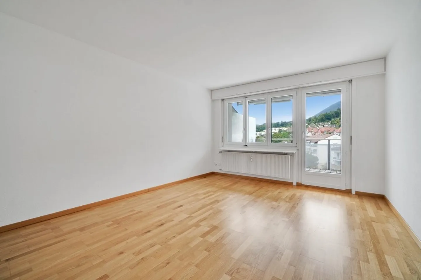 Attraktive 4-Zimmer-Wohnung mit grossem Balkon - Foto 2 von 10