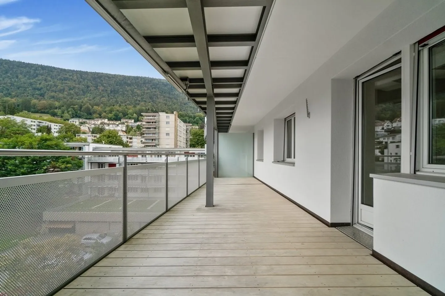 Attraktive 4-Zimmer-Wohnung mit grossem Balkon - Foto 3 von 10