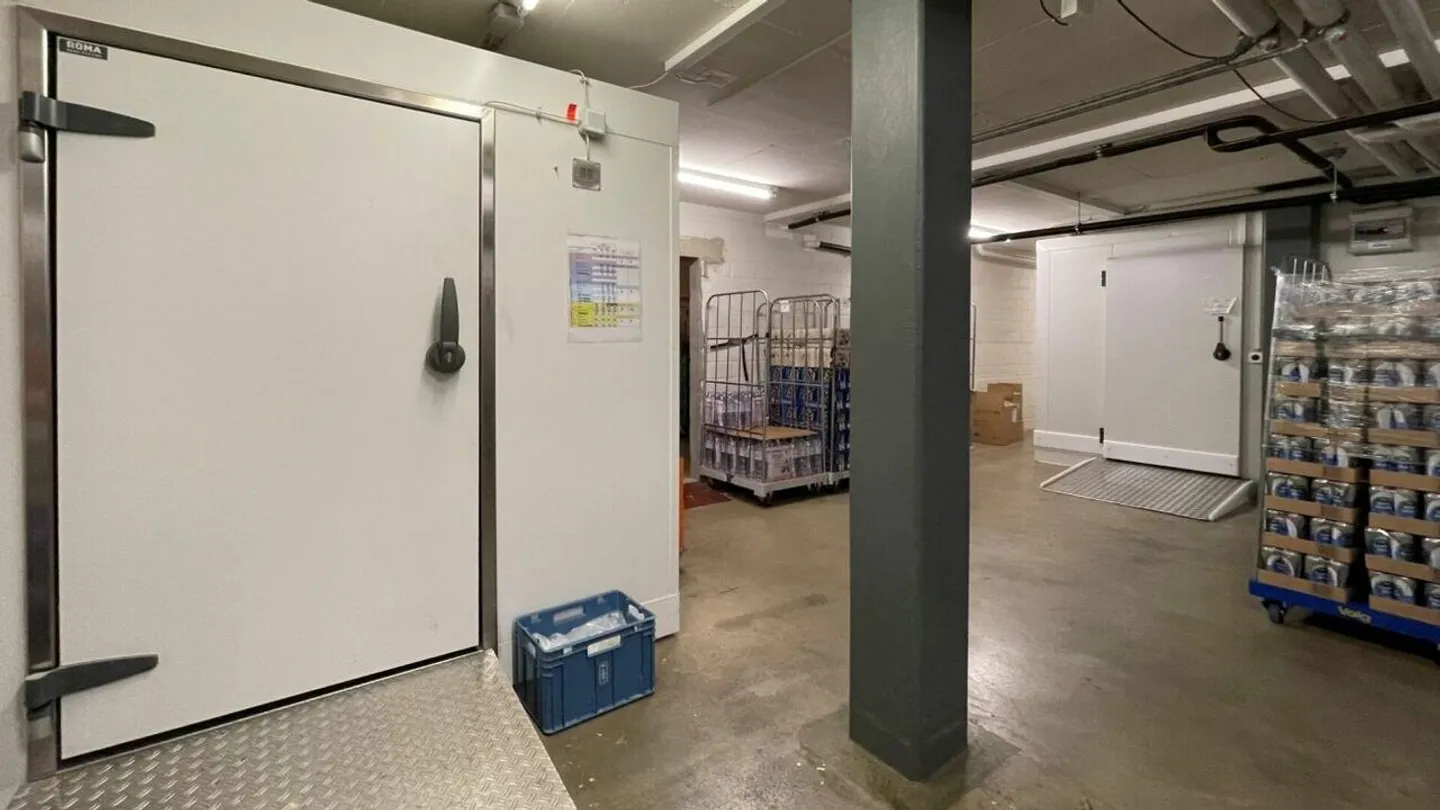 Edificio residenziale e commerciale con posti auto (completamente affittato) a Buckten/BL - Foto 4 di 11