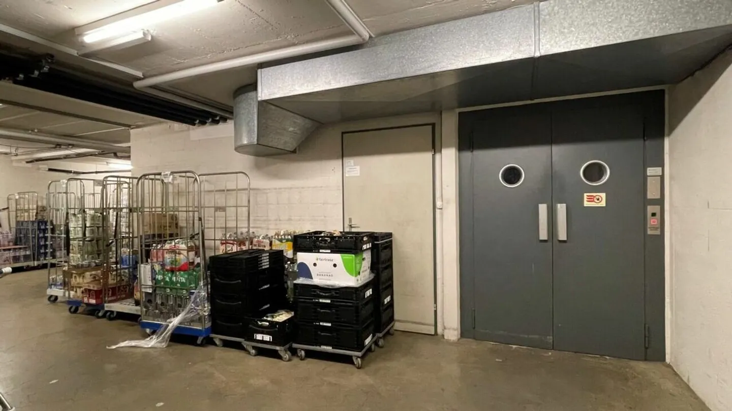 Edificio residenziale e commerciale con posti auto (completamente affittato) a Buckten/BL - Foto 5 di 11