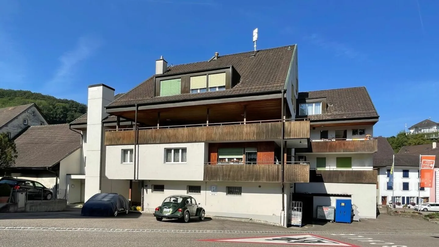 Edificio residenziale e commerciale con posti auto (completamente affittato) a Buckten/BL - Foto 1 di 11