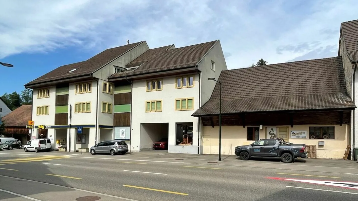 Edificio residenziale e commerciale con posti auto (completamente affittato) a Buckten/BL - Foto 2 di 11