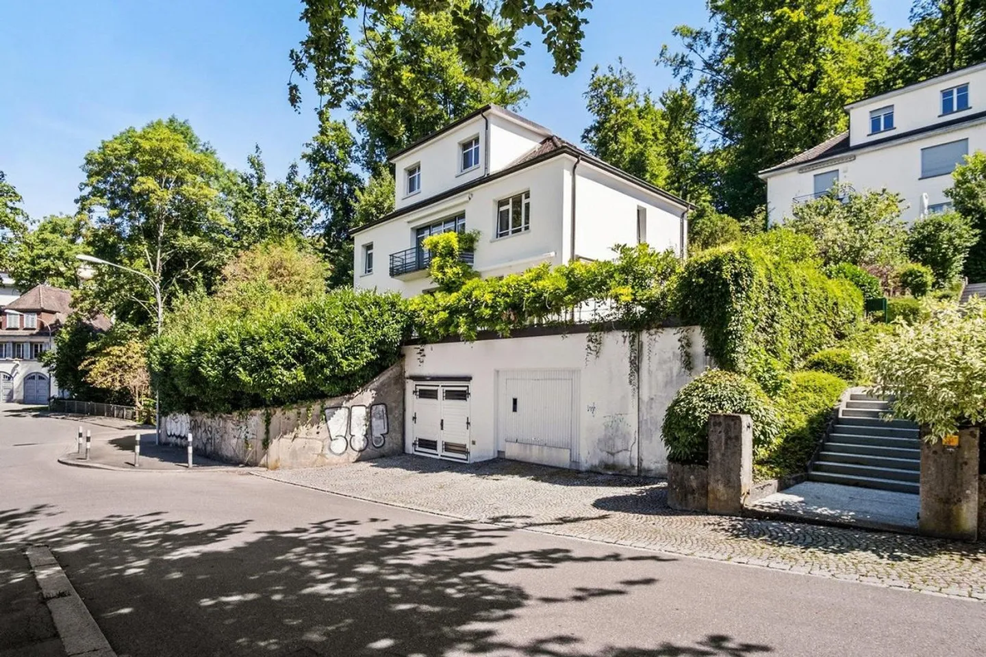 Detached villa in Bauhaus style in a sought-after location in Zurich - Photo 1 of 1