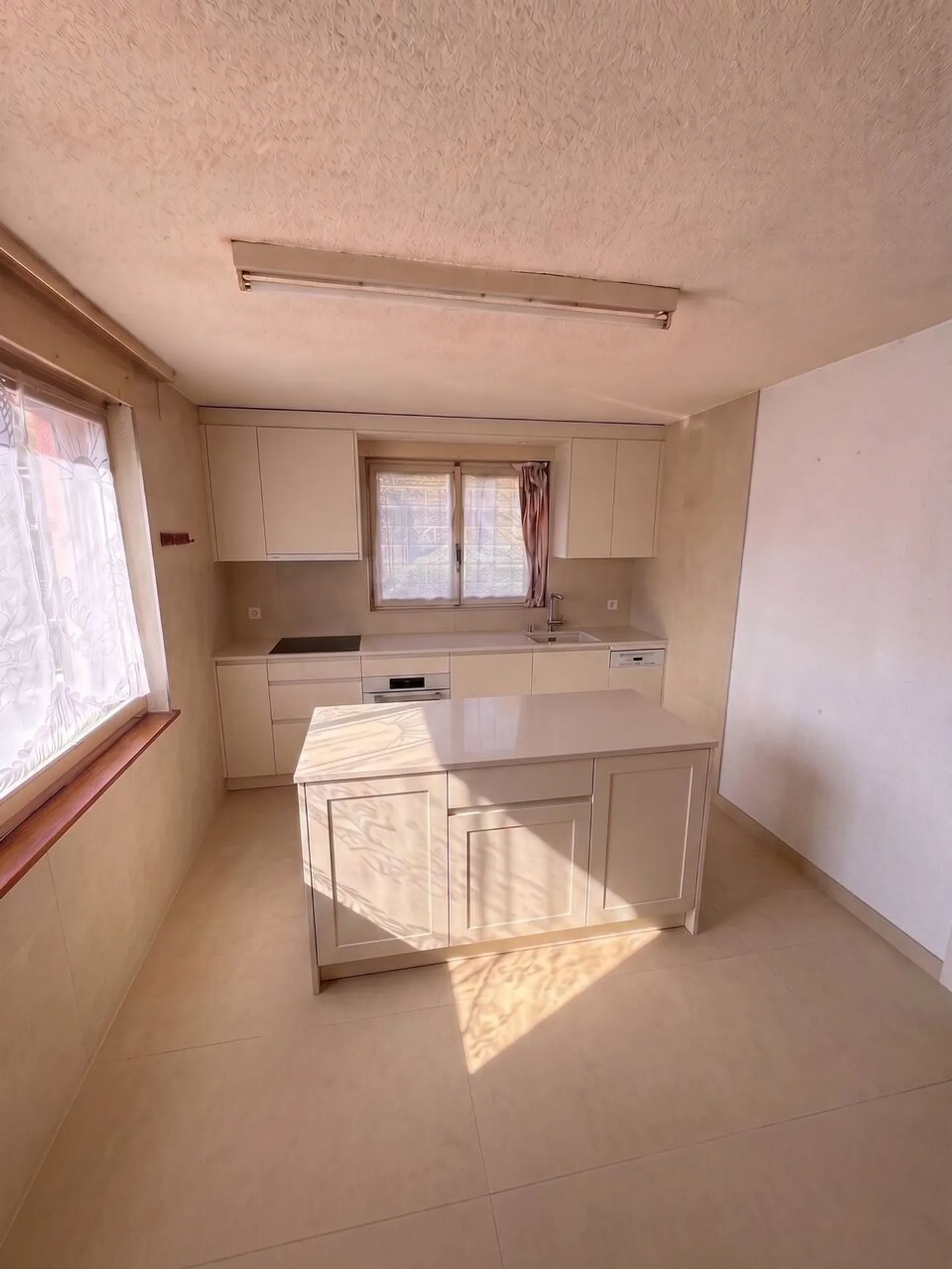 Casa con vista sul lago di Morat e la possibilità di costruire un appartamento - Foto 6 di 12