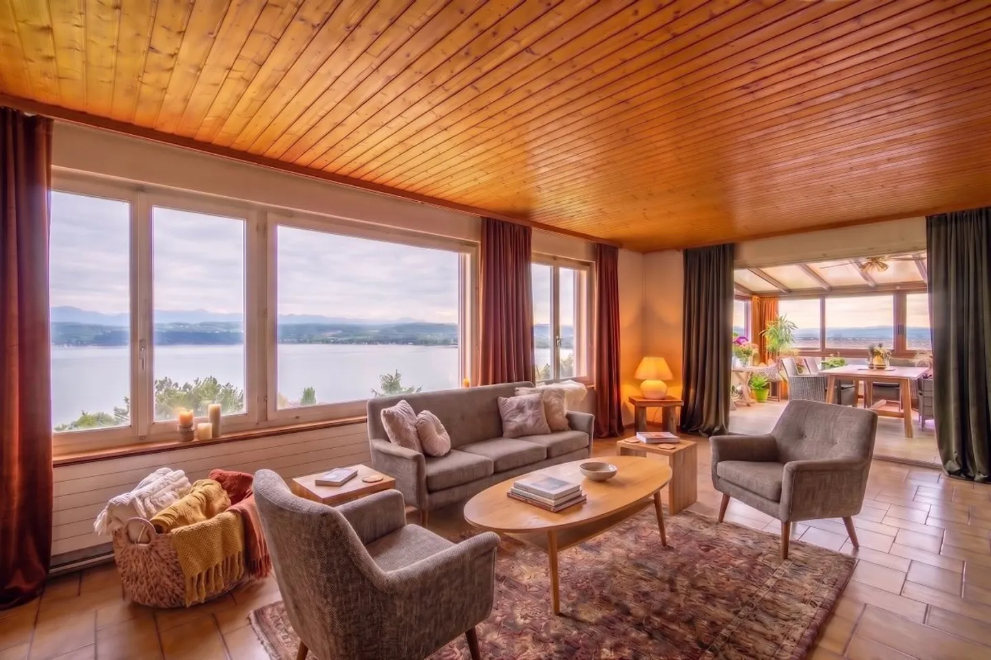 Casa con vista sul lago di Morat e la possibilità di costruire un appartamento - Foto 4 di 12