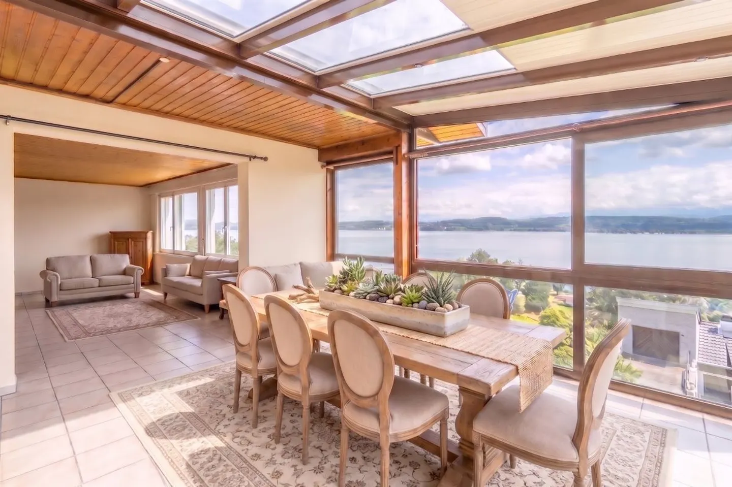 Casa con vista sul lago di Morat e la possibilità di costruire un appartamento - Foto 5 di 12