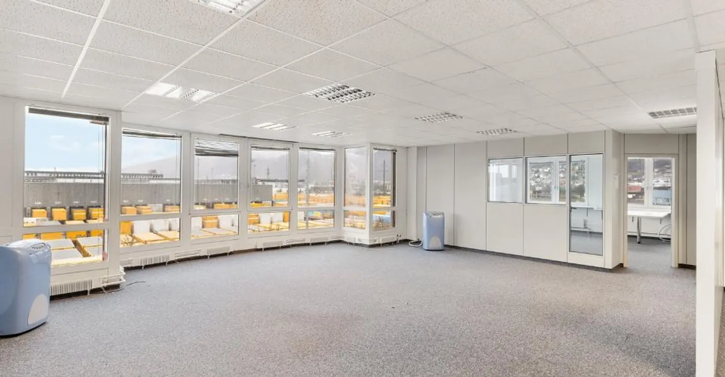 Combinazione rara di ufficio e magazzino in un'unica posizione - Foto 9 di 11