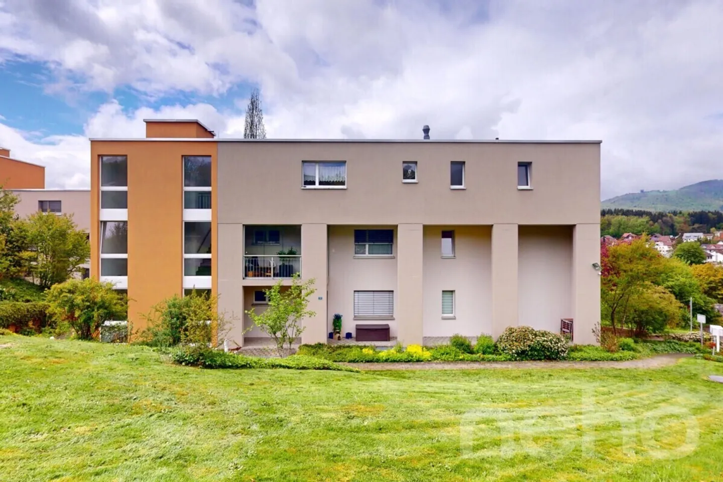 Appartamento moderno con grande balcone - Foto 2 di 13