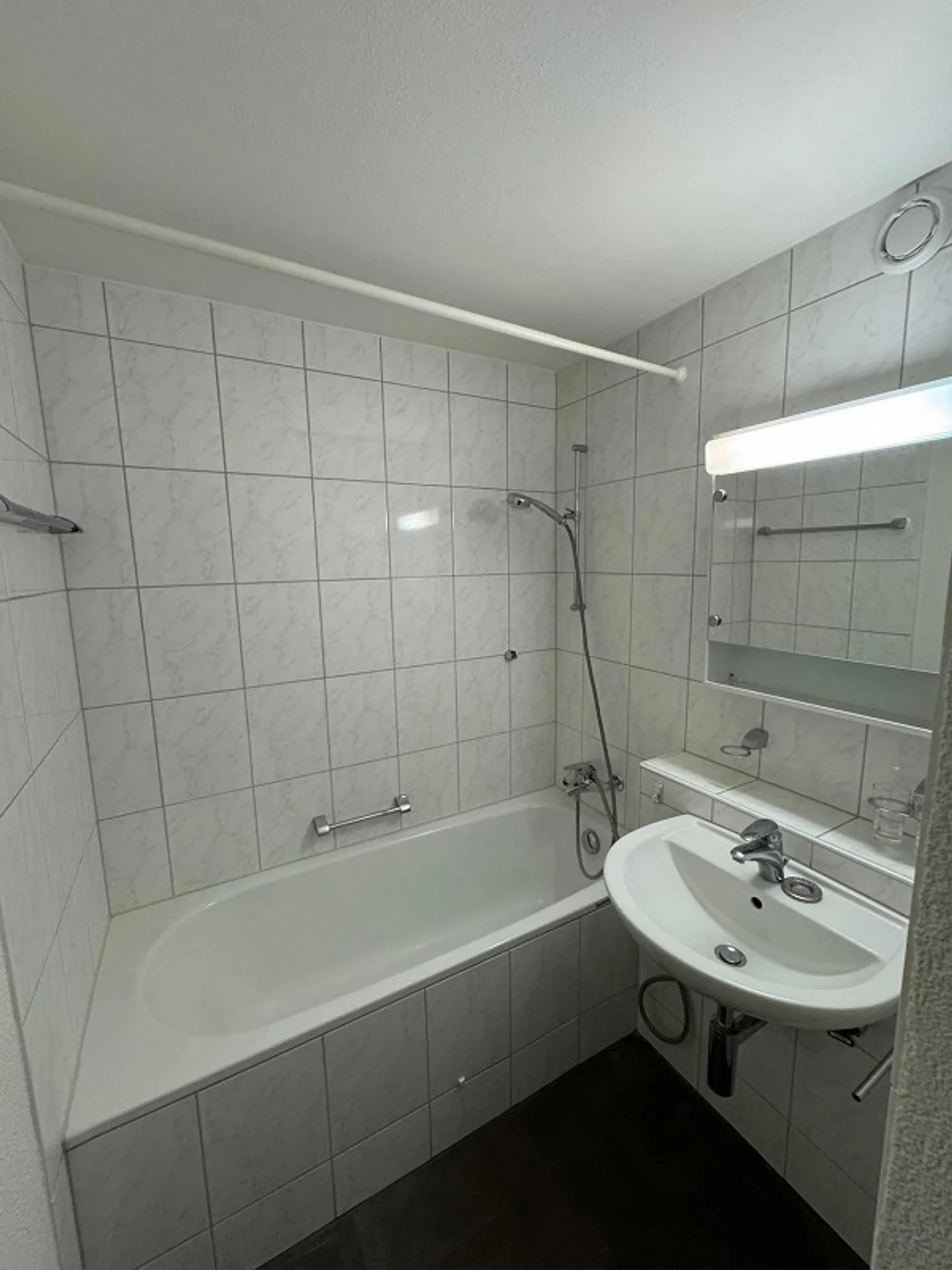 Luminoso appartamento di 3,5 stanze con balcone in un ambiente verde e posizione centrale - Foto 9 di 12