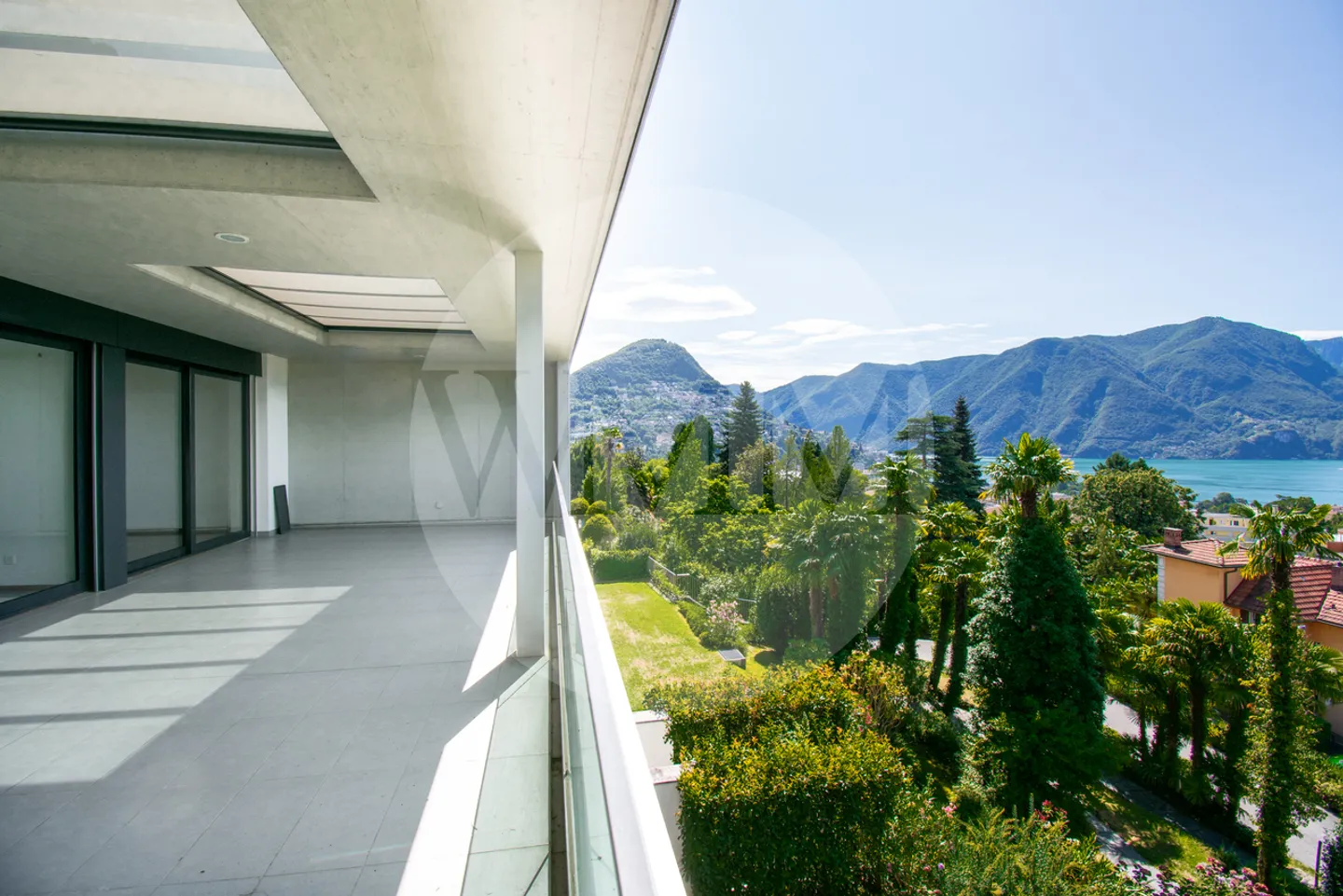 UNA FINESTRA SUL LAGO: ELEGANTE APPARTAMENTO CON VISTA A MASSAGNO - Foto 1 di 10