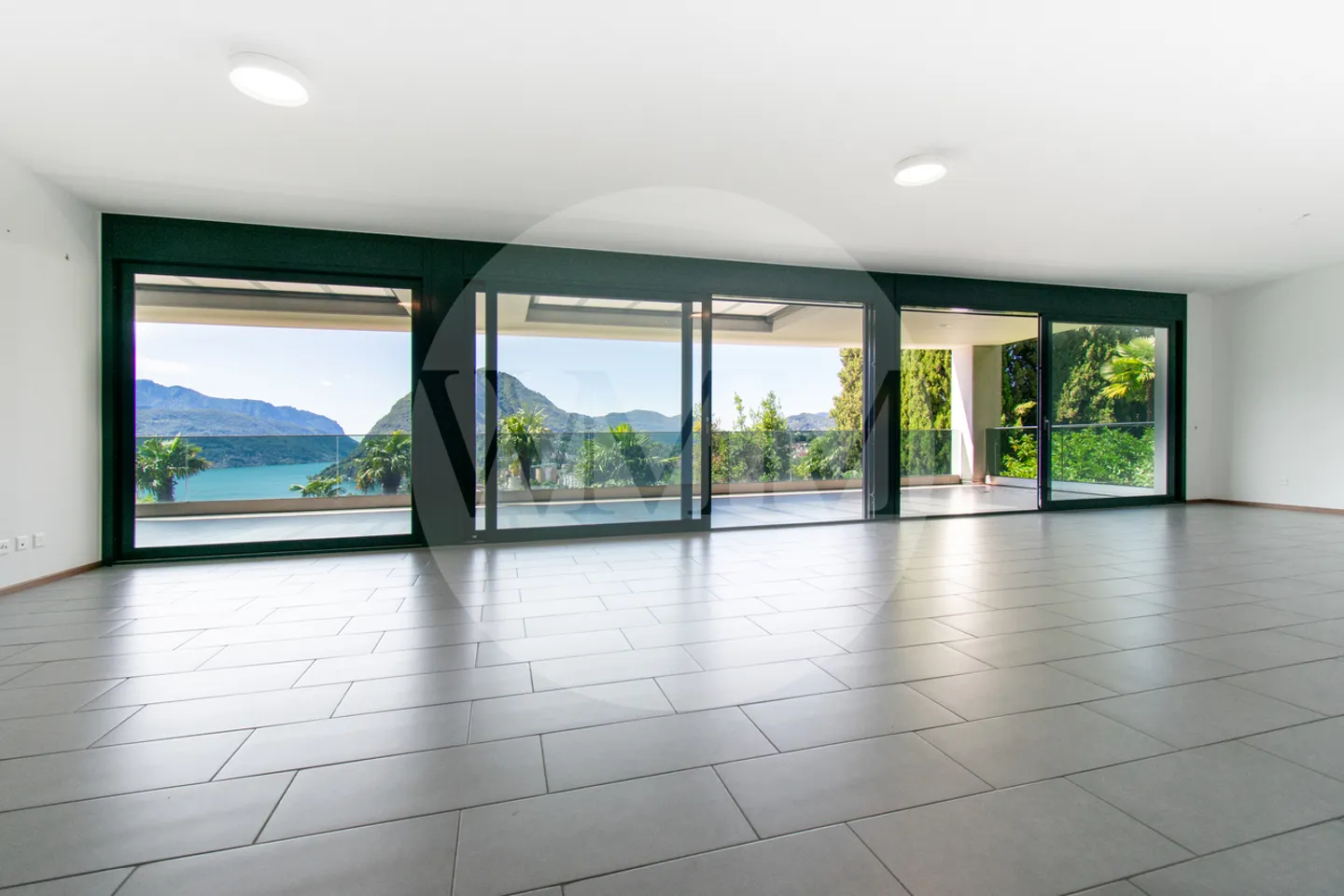 UNA FINESTRA SUL LAGO: ELEGANTE APPARTAMENTO CON VISTA A MASSAGNO - Foto 2 di 10