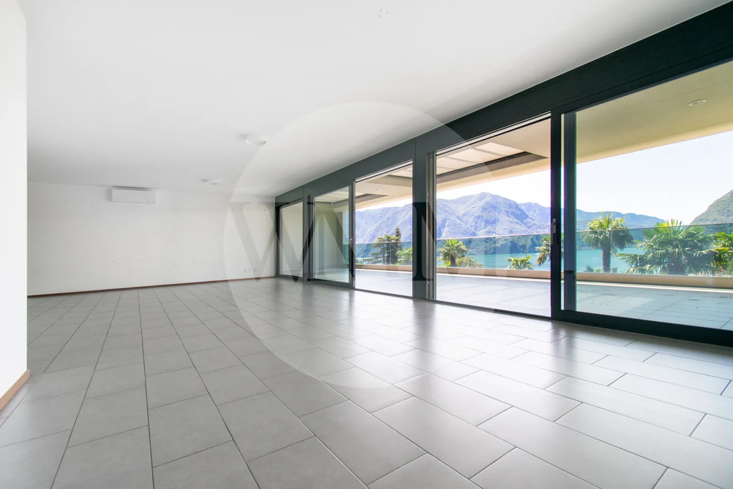 UNA FINESTRA SUL LAGO: ELEGANTE APPARTAMENTO CON VISTA A MASSAGNO - Foto 3 di 10