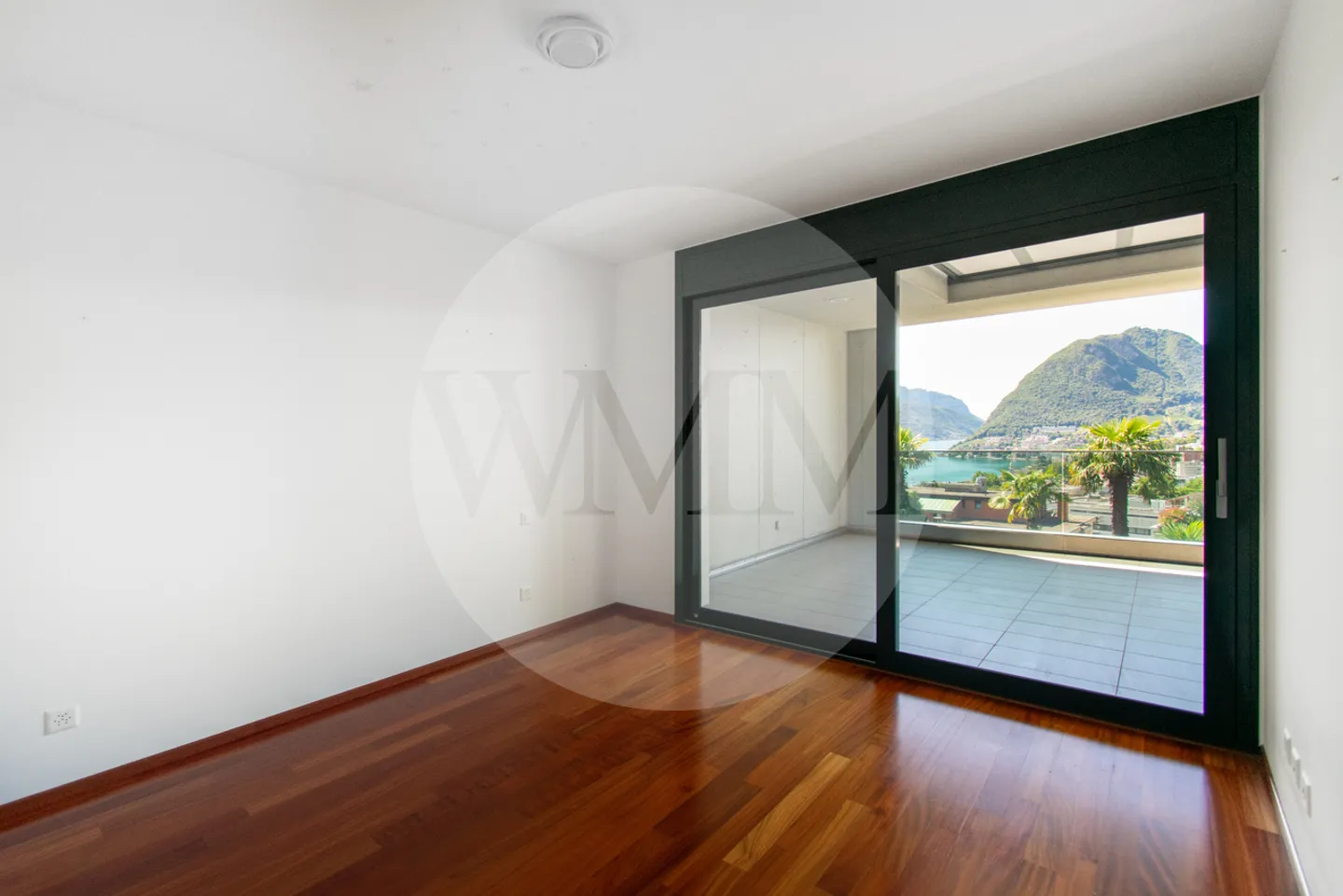 UNA FINESTRA SUL LAGO: ELEGANTE APPARTAMENTO CON VISTA A MASSAGNO - Foto 7 di 10