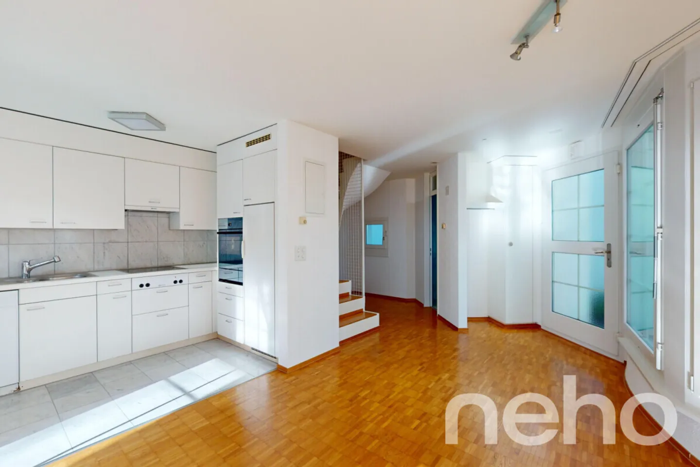 Maisonette di 4,5 stanze situata in posizione tranquilla con terrazza sul tetto a Bonstetten - Foto 2 di 13