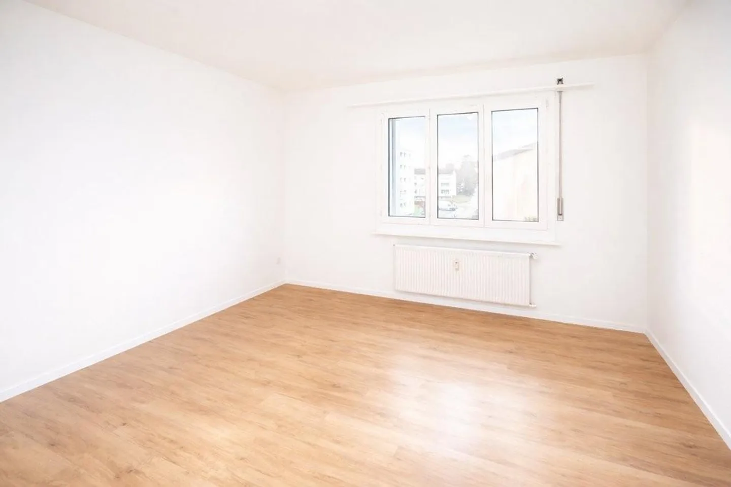 Ampio appartamento di 4,5 stanze con balcone - Foto 2 di 7