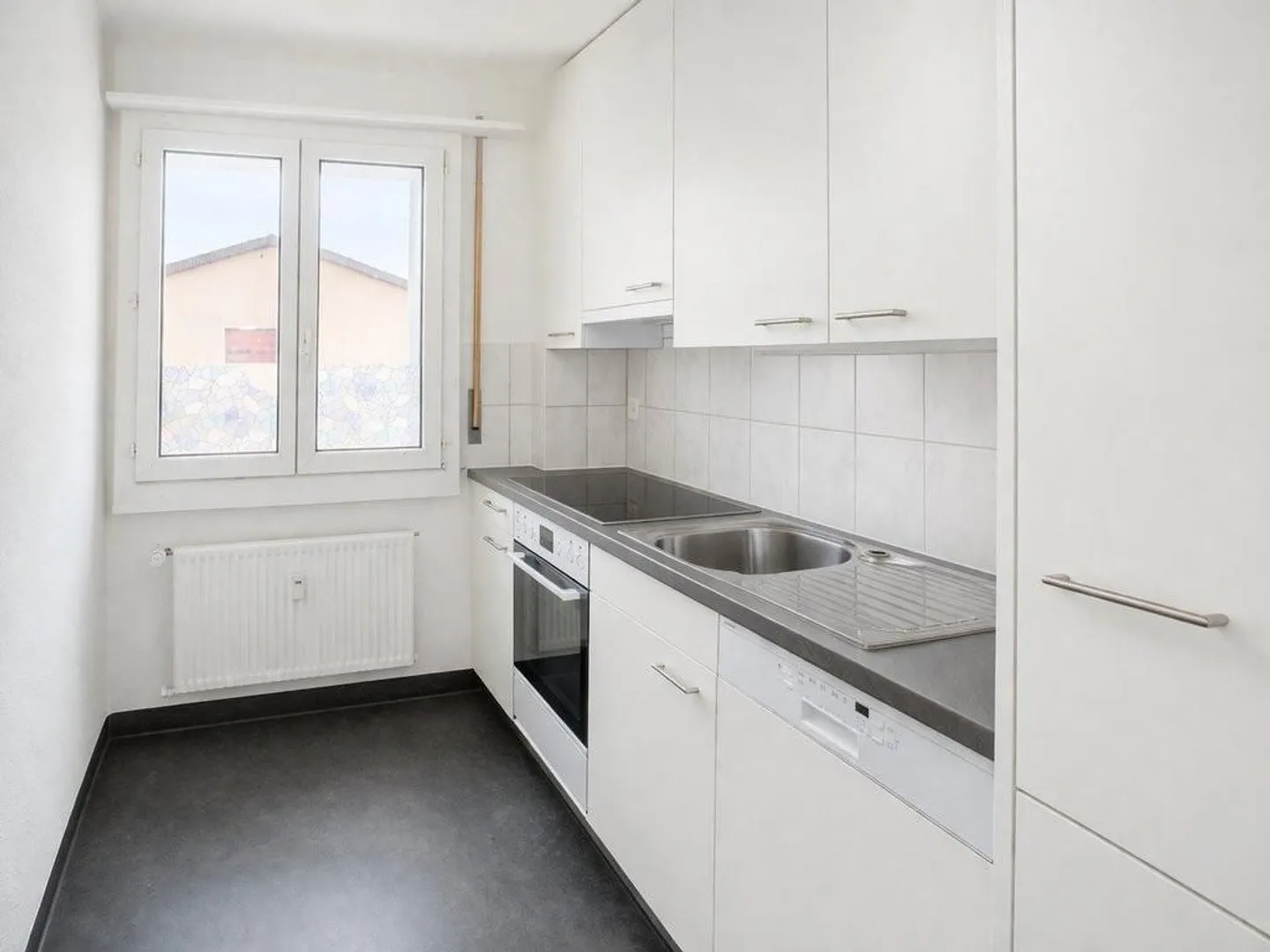 Ampio appartamento di 4,5 stanze con balcone - Foto 5 di 7