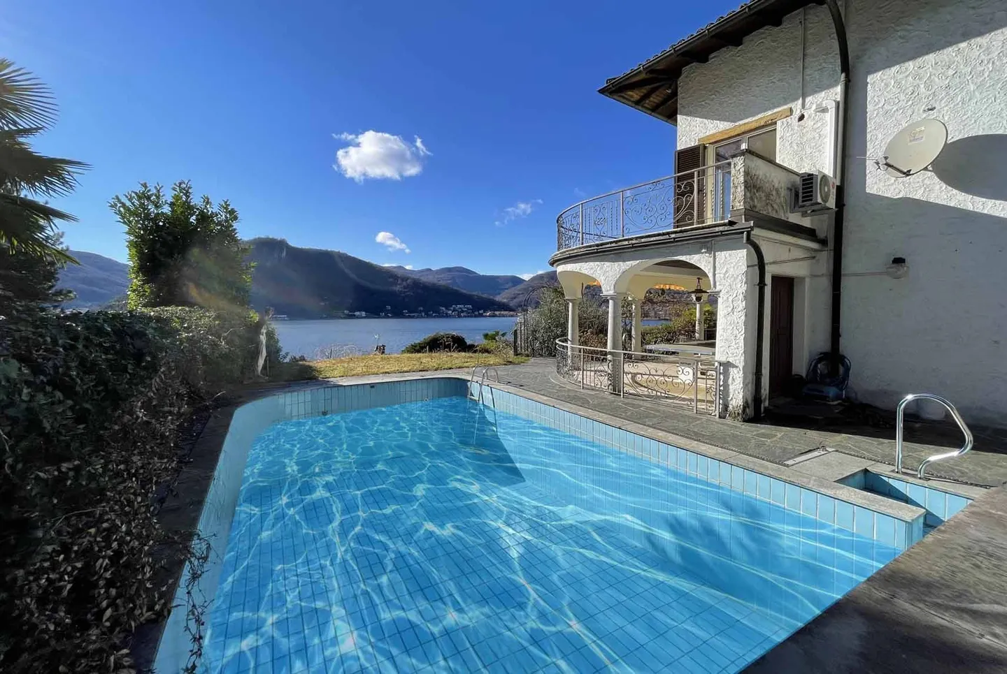 SPACIOUS AND PRESTIGIOUS VILLA 8.5 LAKE VIEW IN COLLINA D'ORO - Photo 2 of 12