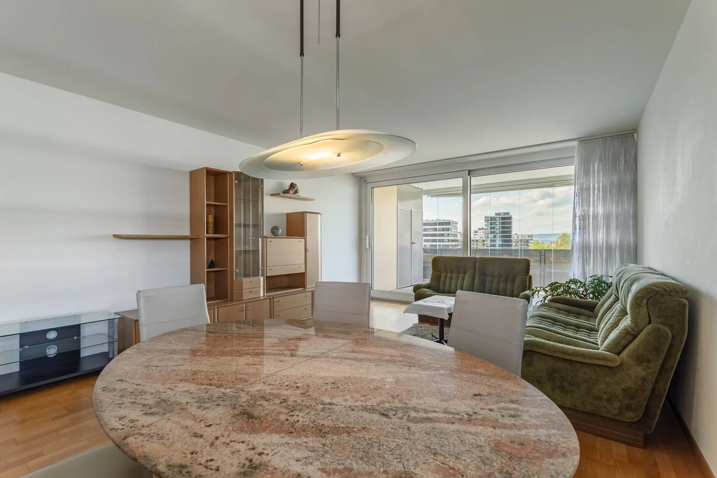 Appartement de 4 1/2 pièces en ville dans un emplacement central et calme à Zug - Photo 3 sur 17